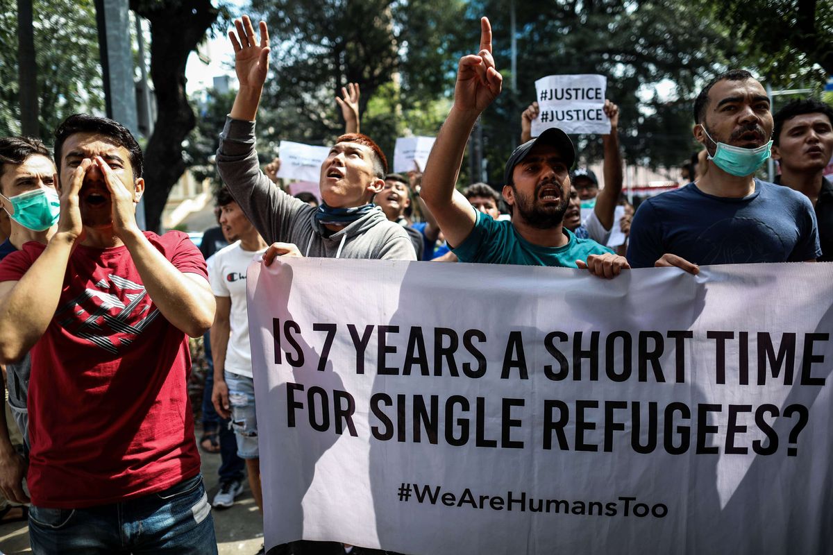 Pencari suaka dari Afghanistan, Irak, Iran dan Pakistan berunjuk rasa di kantor United Nations High Commissioner For Refugees, UNHCR, di kawasan Kebon Sirih, Jakarta Pusat, Rabu (7/8/2019). Mereka menuntut Badan Komisi Tinggi PBB untuk pengungsi United Nations High Commissioner for Refugees (UNHCR) bertanggung jawab terhadap nasib mereka yang sejak tujuh tahun lalu tidak diberangkatkan ke negara ketiga.