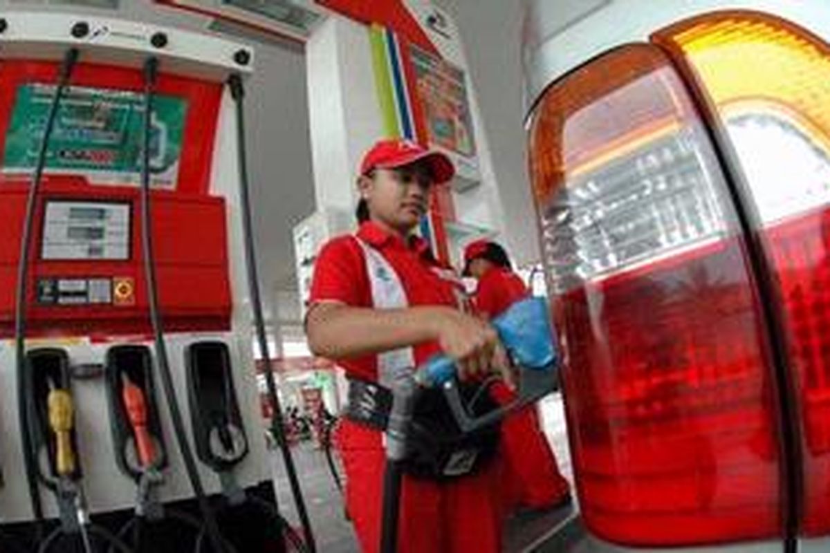 Petugas SPBU mengisi BBM