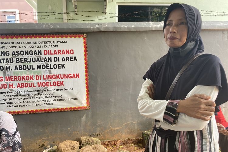 Lili (50) orangtua korban Bagus (23) buruh las di Bandar Lampung yang terkena peluru nyasar saat menghindari tawuran geng motor pada Senin (20/3/2023) malam.