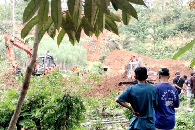 Tim SAR Gabungan belum berhasil menemukan satu korban tebing longsor yang menimbun kandang ayam di Desa Bumirejo, Kecamatan Kesamben, Kabupaten Blitar, hingga Senin (1/7/2024) sore.