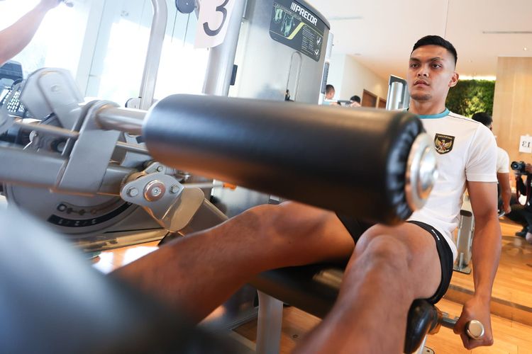 Jelang FIFA Matchday Indonesia vs Palestina, pemain Persib Bandung Rachmat Irianto persiapan latihan bersama tim di gym, Selasa (6/6/2023) sore.