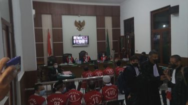 25 Terdakwa Pesta Seks Sesama Jenis Jalani Sidang Perdana di PN Surabaya