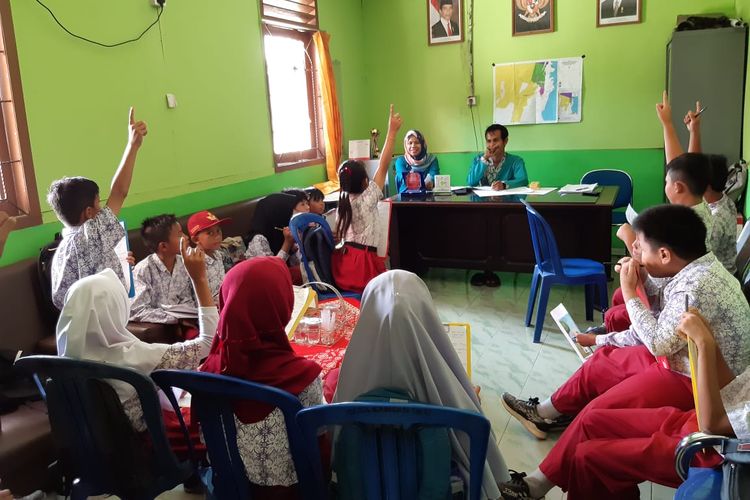 Nanang Nuryanto, guru kelas V SDN 021 Marangkayu, Desa Santan Ulu, Kutai Kertanegara, Kalimantan Timur merancang pembelajaran inovatif mapel IPS lewat kolaborasi dengan mapel lain bahasa Indonesia dan matematika.