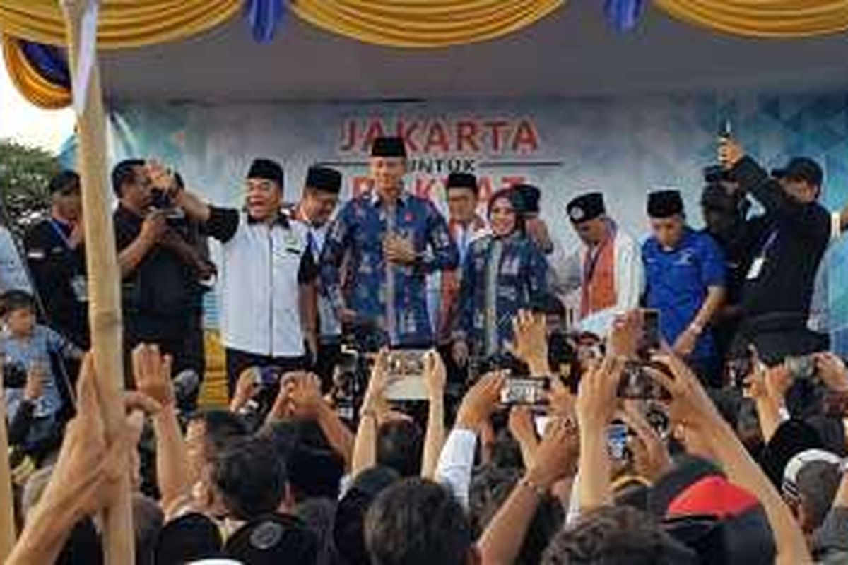 Calon gubernur dan wakil gubernur DKI Jakarta, Agus Harimurti Yudhoyono dan Sylviana Murni, menyapa relawan dan pendukungnya di halaman JIExpo Kemayoran, Jakarta Pusat, Selasa (25/10/2016). Agus dan Sylvi mengajarkan yel-yel kepada pendukungnya sebelum mengikuti acara penetapan nomor urut oleh KPUD DKI Jakarta, malam ini.