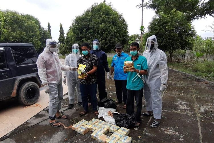 BNN RI saat menangkap dua orang tersangka penyelundup narkotika dari Malaysia dengan barang bukti sabu 20 kilogram di Kota Bagansiapiapi, Kabupaten Rohil, Riau, Sabtu (13/6/2020). Penangkapan juga dilakukan BNN Pusat di Kota Dumai dengan mengamankan dua orang tersangka dan barang bukti 30 kilogram sabu asal Malaysia.