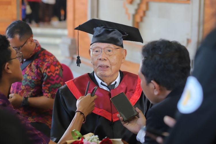 Made Tawa, wisudawan tertua Sekolah Tinggi Agama Hindu (STAH) Negeri Mpu Kuturan Singaraja, Bali, Kamis (30/5/2024). 