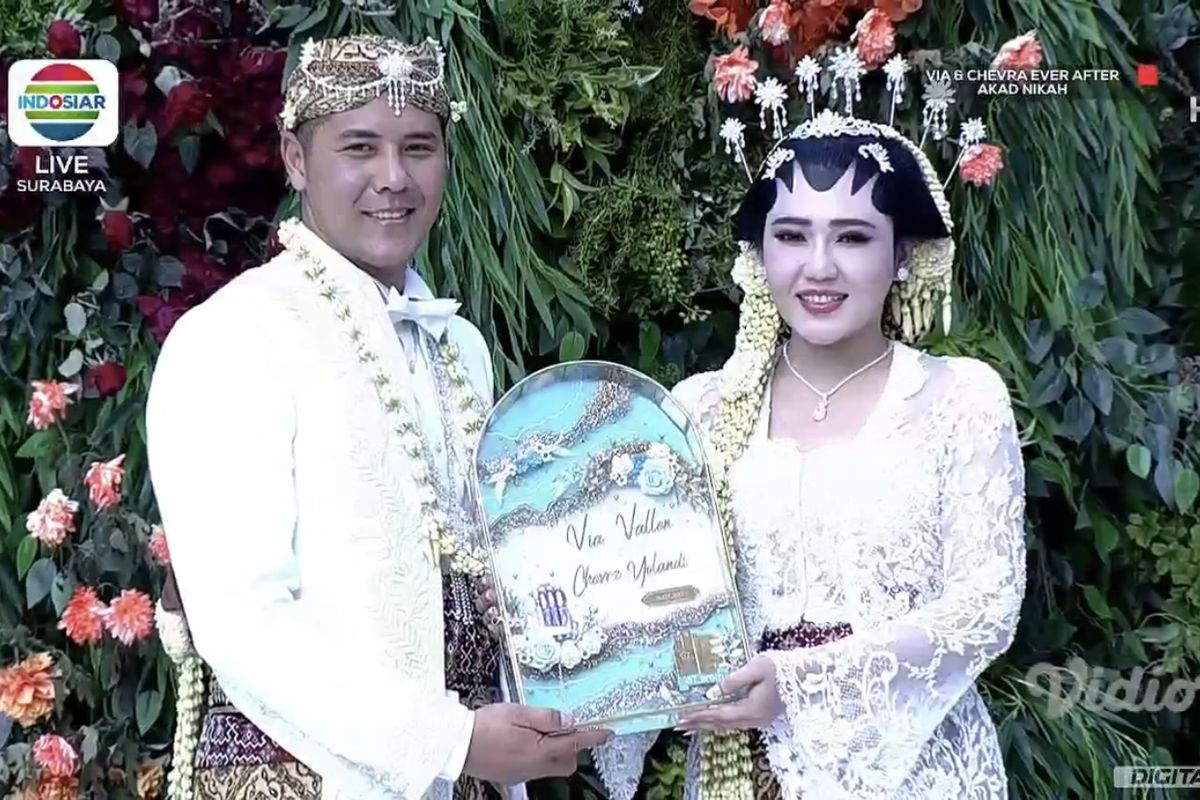 Via Vallen mendapat maskawin dari suaminya, Chevra Yolandi 1507 euro, 157 gram emas dan alat shalat lengkap di akad nikah yang digelar hari ini, Jumat (15/7/2022), di Surabaya, Jawa Timur.