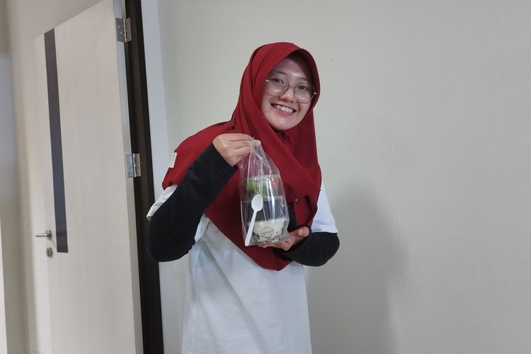 Pony Mastia membawa pudding produk Kolegarasa pada kegiatan inkubasi oleh FINATRA melalui program Sahabat FINATRA, di Pasar Minggu, Jakarta Selatan, Rabu (15/11/2023).