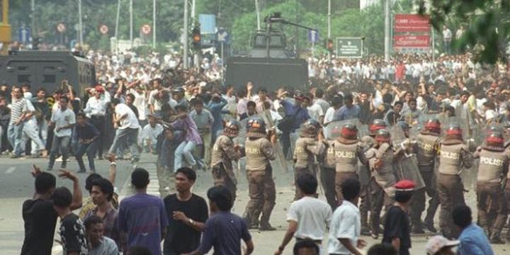 Penyerbuan kantor PDI di Jalan Diponegoro oleh pendukung kubu Soerjadi berakhir dengan bentrokan antara massa dan aparat keamanan di kawasan Jalan Salemba, Jakarta Pusat, 27 Juli 1996. Sebelumnya, kantor PDI diduduki massa pendukung Megawati.