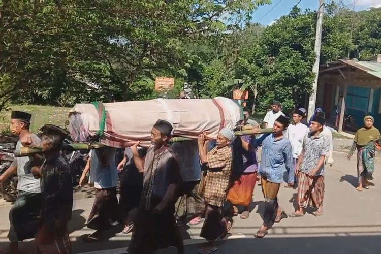 Keranda Jenazah MS (50) diusung warga Desa Mekar Sari, Kecamatan Gunung Sari, Lombok Barat, Selasa (7/7/2020) menuju pemakaman desa. Mereka memakamkan MS yangvdinyatakan positif covid19 tanpa prosesi pemakaman sesuai  protokol covid-19.