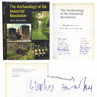 Sampul buku (kiri atas), halaman judul serta tanda tangan Stephen Hawking (kanan atas)