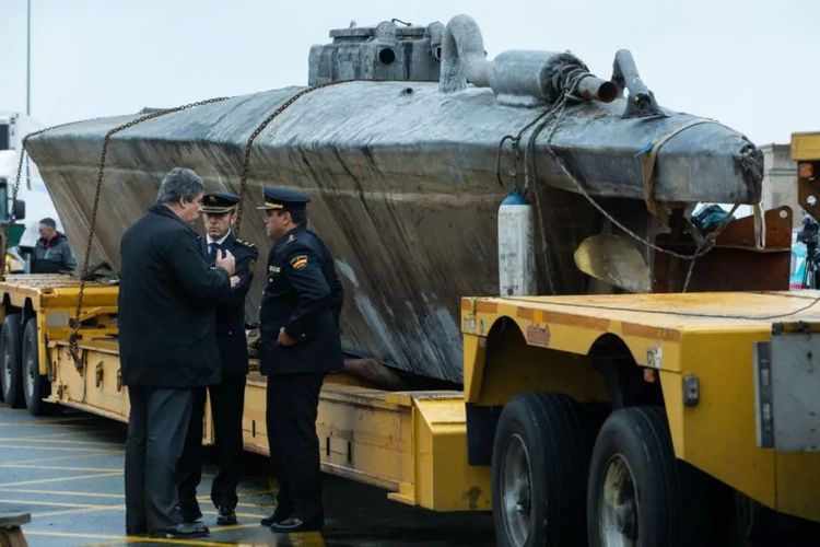 Kapal selam mini yang digunakan untuk menyelundupkan narkoba telah diamankan di Kota Aldan, Spanyol, pada 27 November 2019. 