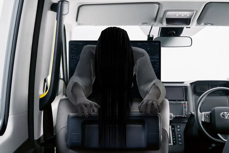 Hantu Sadako dari film The Ring yang muncul di sebuah taksi di Jepang.