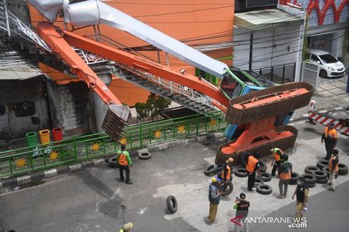 BERITA FOTO: Ekskavator Terguling Menimpa JPO Kampung Melayu