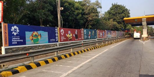 Banner Asian Games 2018 dipasang di beberapa ruas tol.