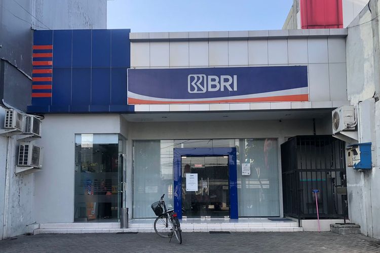 Cara transfer BRI ke BCA kini cukup dilakukan dengan aplikasi BRImo, sementara bagi Anda yang masih awam dengan mobile banking, bisa menggunakan cara transfer BRI ke BCA lewat ATM.