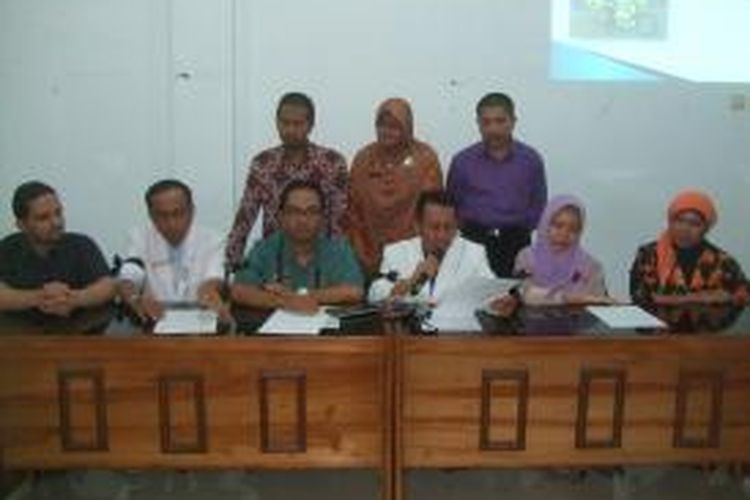 Forum Silaturahmi Rumah Sakit Banyuwangi tolak kriminalisi dokter dalam kasus dokter spesialis kebidanan dan kandungan, Dewa Ayu Sasiary Perawany Kamis (21/11/2013)