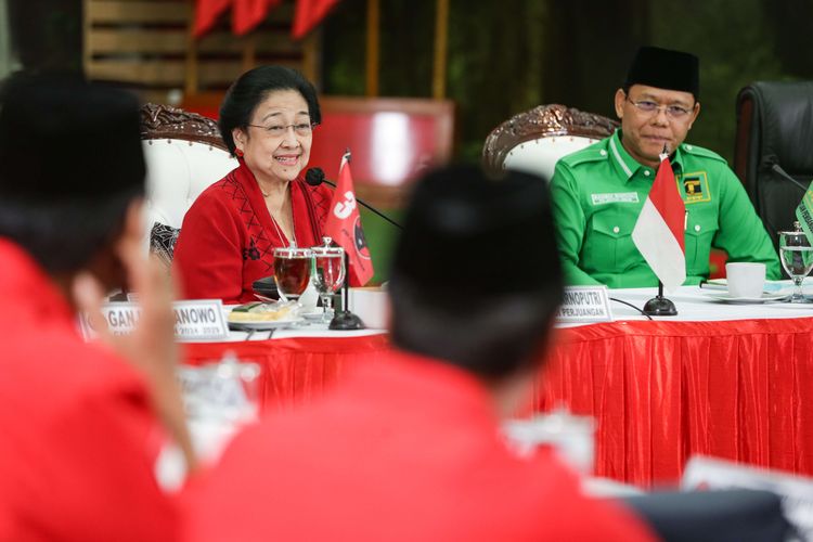 Ketua Umum PDI-P Megawati Soekarnoputri dan Pelaksana Tugas (Plt) Ketua Umum PPP M Mardiono saat menggelar pertemuan kerjasama politik di Kantor Dewan Pimpinan Pusat (DPP) Partai Demokrasi Indonesia Perjuangan (PDI-P), Jakarta, Minggu (30/4/2023). Pertemuan ini untuk merumuskan agenda dan tahapan pemenangan terhadap Ganjar Pranowo.