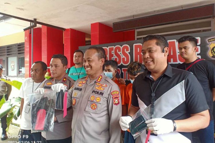 Kapolrestabes Palembang Kombes Pol Mokhamad Ngajib saat melakukan gelar perkara terkait pembunuhan tamu hotel yang didorong jatuh dari lantai lima, Selasa (6/12/2022).