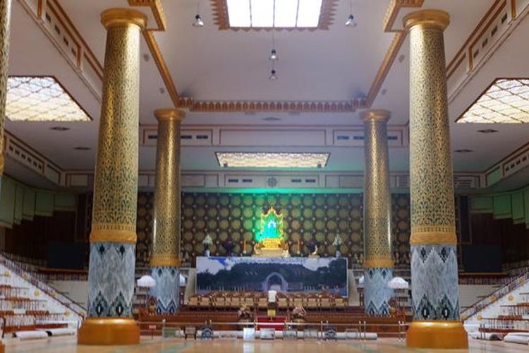 Maha Pasana Guha Cave, begitu nama gua ini. Maha Pasana Guha Cave bukanlah gua alami. Gua ini sengaja dibuat untuk perhelatan Buddhist Council ke-6 yang digelar pada 1952. 