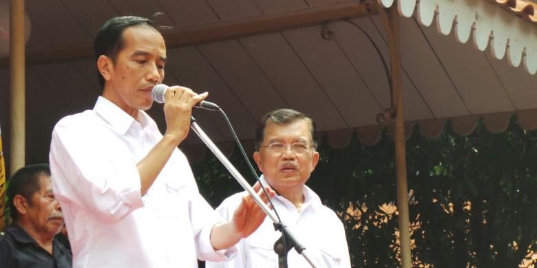 Bakal calon presiden Joko Widodo (kiri) bersiap memberikan pernyataan mendeklarasikan Jusuf Kalla sebagai calon wakil presiden di Gedung Joang 45, Jakarta Pusat, Senin (19/5/2014).