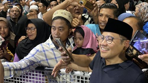 Ziarah ke Makam Sunan Ampel, Cak Imin Diserbu Warga untuk Foto Bersama
