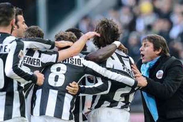 Antonio Conte merayakan gol bersama para pemain Juventus pada sebuah laga Serie A musim 2012-2013.