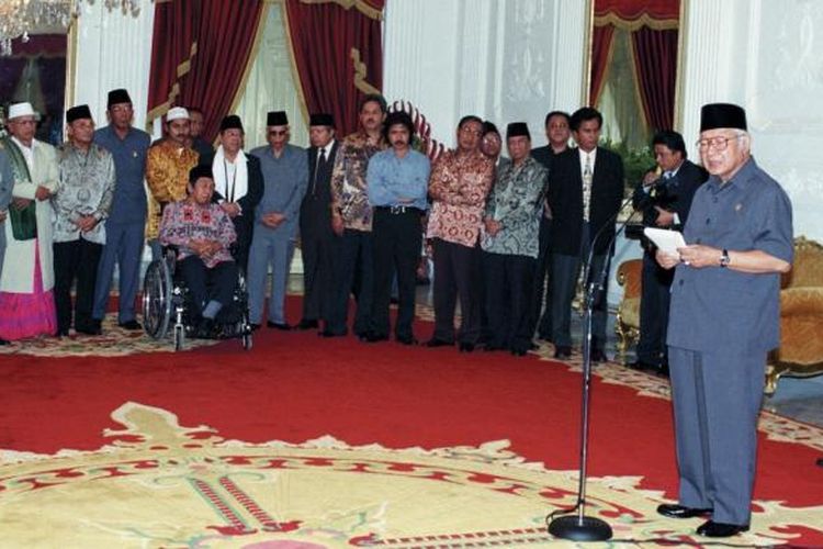 Presiden Soeharto memberikan keterangan pers seusai pertemuan dengan para ulama, tokoh masyarakat, organisasi kemasyarakatan, dan ABRI di Istana Merdeka, 19 Mei 1998, dua hari sebelum mengundurkan diri menjadi presiden. Disaksikan Mensesneg Saadillah  Mursyid (paling kanan) dan para tokoh, antara lain Yusril Ihza Mahendra, Amidhan, Nurcholish Madjid, Emha Ainun Najib, Malik  Fadjar, Sutrisno Muchdam, Ali Yafie, Maruf Amin, Abdurrahman  Wahid, Cholil Baidowi, Adlani, Abdurrahman Nawi, dan Ahmad Bagdja.