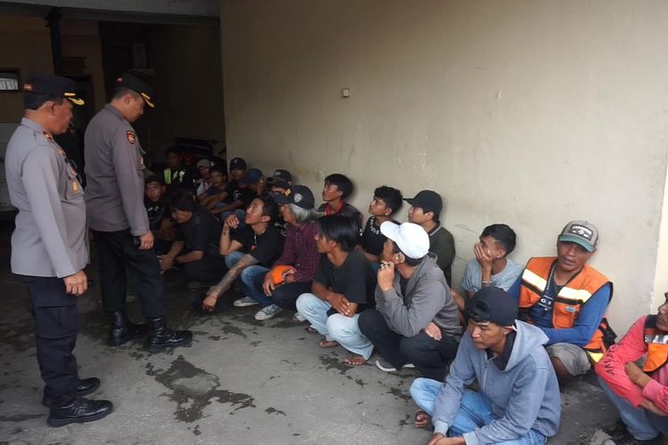 Jajaran Polresta Bandung dan Polsek Banjaran saat melakulan operasi penangkapan preman di Pasar Banjaran, Kabupaten Bandung, Jawa Barat, Selasa (20/5/2025)