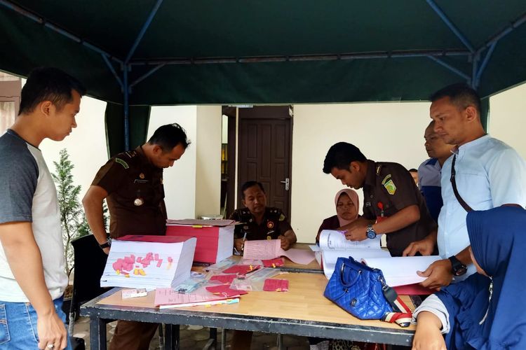 Suasana pelimpahan berkas dan tersangka serta barang bukti dari Polres Aceh Tengah ke Kejaksaan Negeri Takengon terkait dugaan tindak pidana korupsi yang melibatkan Asnaini, mantan Reje Pegasing, Kecamatan Pegasing, Kabupaten Aceh Tengah. Rabu (4/12/2019).