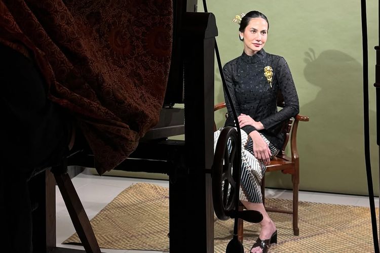 Pevita Pearce dan Mirzan Meer merayakan anniversary pertama dengan pemotretan bernuansa tradisional. Intip detailnya.
