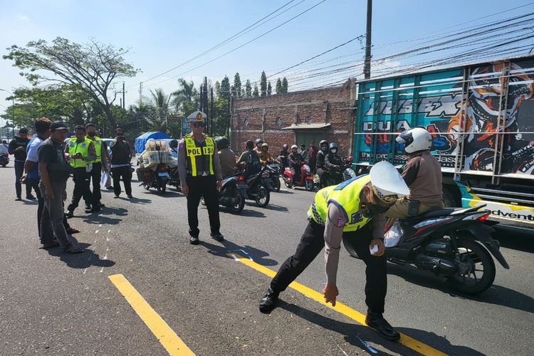 Satlantas Polres Pasuruan saat melakukan olah TKP kecelakaan beruntun yang melibatkan Bus Restu di Kecamatan Purwodadi, Kabupaten Pasuruan, Rabu (26/7/2023).