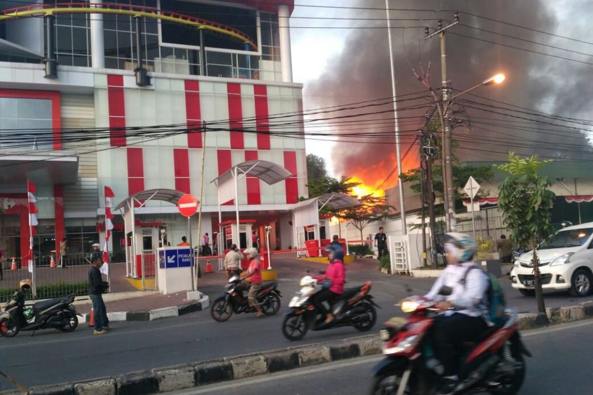 Kebakaran warung sembako tua di Jalan Dewi Sarika, Depok, Kamis (10/8/2018).