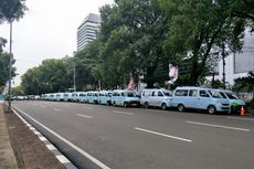Sopir Angkot Tanah Abang Demo, Kendaraan Diparkir di Sepanjang Jalan Menuju Balai Kota