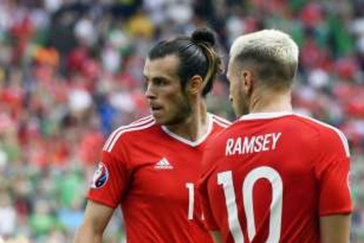 Gareth Bale (kiri) dan Aaron Ramsey membela Wales untuk melawan Irlandia Utara pada partai babak 16 besar Piala Eropa di Stadion Parc des Princes, 25 Juni 2016.