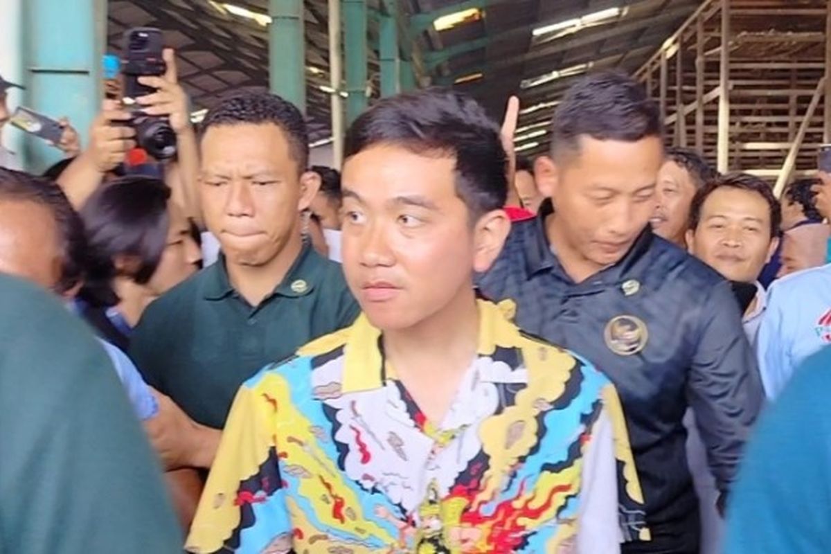 Cawapres nomor urut 2, Gibran Rakabuming Raka berjanji akan mengevaluasi penyaluran pupuk bersubsidi dan membangun pabrik pupuk jika terpilih saat bertemu petani dan relawan di Desa Klampok, Brebes, Jawa Tengah, Senin (29/1/2024). 