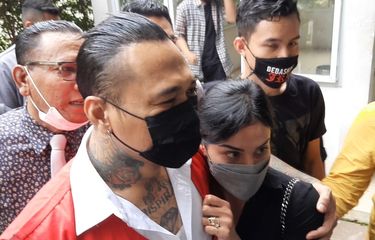 Didampingi Nora Alexandra, musisi Jerinx hadir di PN Jakarta Pusat untuk menghadapi vonis atas kasus dugaan pengancaman terhadap Adam Deni, Kamis (24/2/2022).