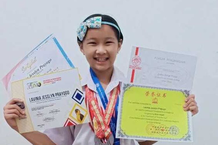 Siswi SD Santo Carolus Tarakanita Surabaya, Lavinia Jesslyn Prayogo, mengukir prestasi membanggakan dengan mampu merebut juara lomba dan olimpiade Matematika di sejumlah negara.