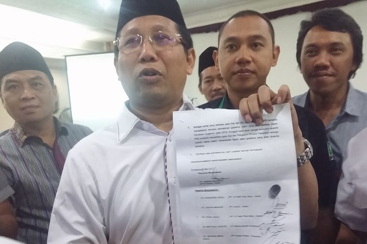 Abdul Halim Iskandar menunjukkan surat ulama kepada DPW PKB Jatim terkait pencalonan untuk Pilkada Jawa Timur pada 2018, Kamis (25/5/2017) dini hari.