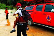 Polisi dan BPBD Riau Bantu Seberangkan Anak Sekolah di Lokasi Banjir