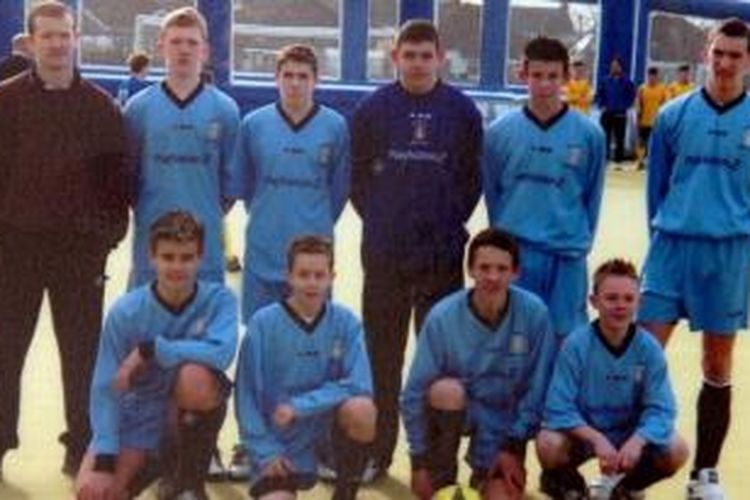 Gareth Bale (berdiri, dua dari kanan) ketika berada di tim sekolahnya. 