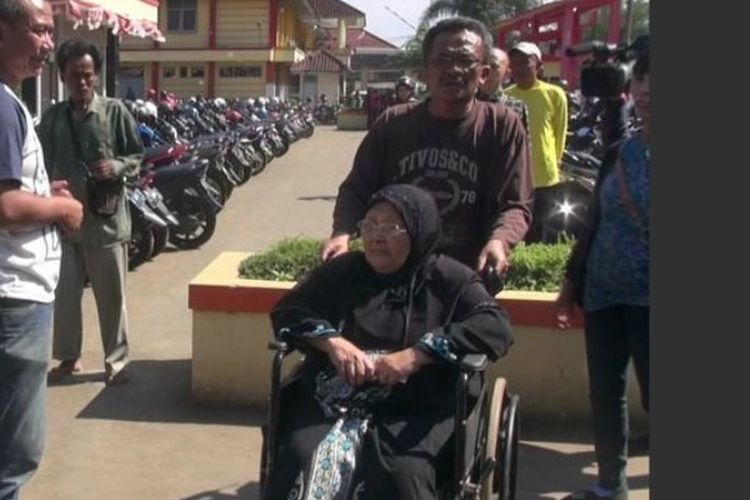 Siti Rokayah atau Mak Amih (duduk di kursi roda) diantar anaknya menjalani pemeriksaan kesehatan rutin setiap pekan di RSUD Dr Slamet, Kabupaten Garut, Senin (27/3/2017).