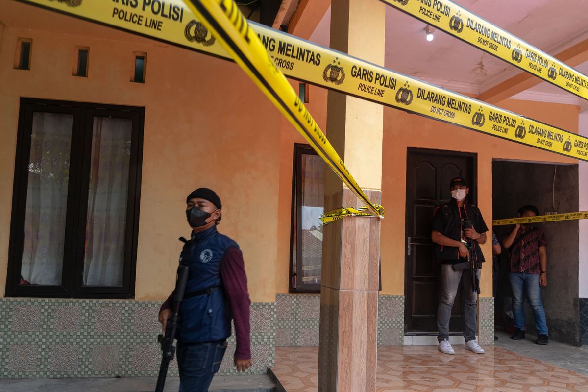 Petugas kepolisian berjaga di sebuah rumah saat pengungkapan kasus narkotika di Baturetno, Banguntapan, Bantul, D.I Yogyakarta, Jumat (3/11/2023). Bareskrim Polri bersama Polda DIY berhasil membongkar tiga rumah produksi keripik pisang narkotika dan happy water di Bantul dan Magelang serta mengamankan delapan tersangka dengan barang bukti 426 bungkus keripik pisang narkotika berbagai ukuran, 2.022 botol cairan happy water narkotika. 