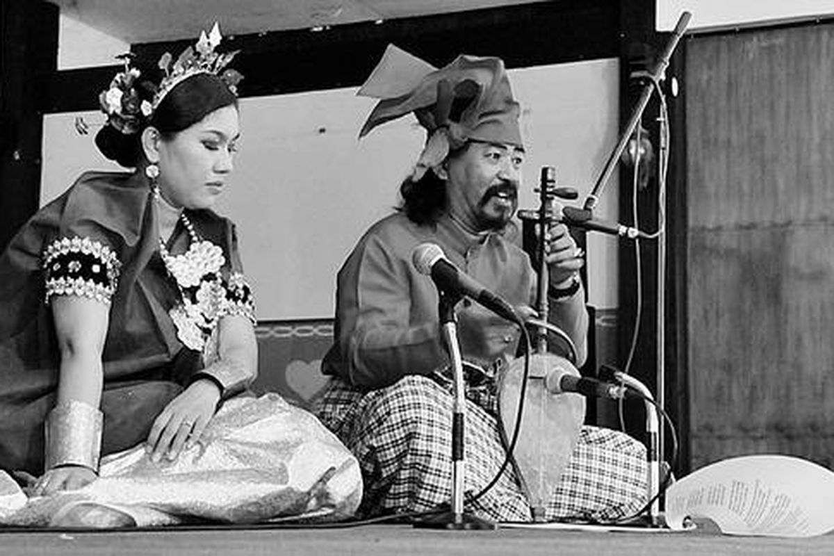 Pa'sinrilik ternama Kabupaten Gowa, Daeng Tutu, mementaskan Sinrilik di Istana Tamalatea Balla Lompoa di Sungguminasa, Kabupaten Gowa, Senin (13/10). Sastra lisan tradisi Sulawesi Selatan yang melantunkan syair dibumbui interaksi dengan penonton sambil memainkan alat musik gesek sejenis rebab itu dipentaskan dalam rangkaian penutupan Seminar Internasional dan Dialog Budaya Kemelayuan di Indonesia Timur.  