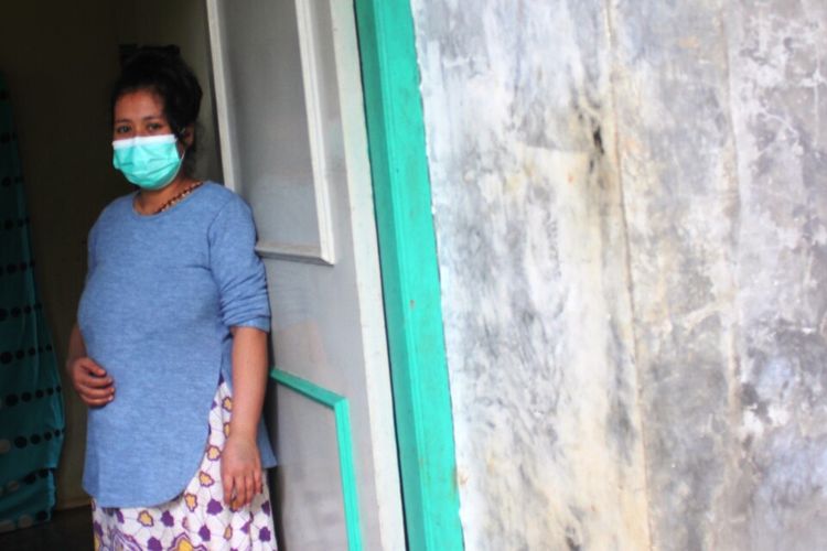 Seorang ibu rumah tangga di Cianjur, Jawa Barat, yang baru melahirkan terpapar virus corona sehingga terpaksa berpisah dengan bayinya karena harus menjalani isoman.