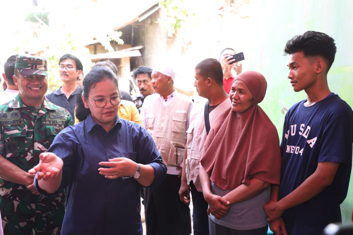 Wali Kota Semarang Agustina Wilujeng saat mengunjungi warga terdampak banjir di Kota Semarang.