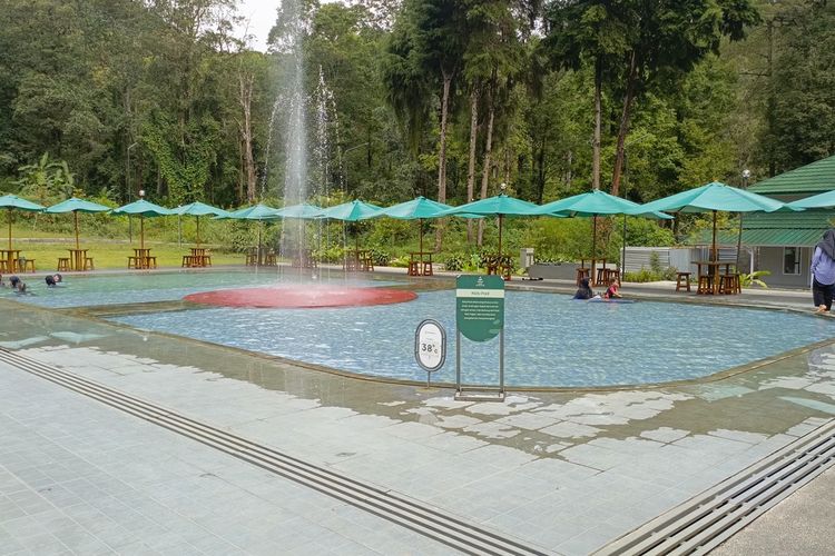 Sejumlah pengunjung saat tengah menikmanti pemandian air hangat Jiwanta Hot Spring di Ciwidey, Kabupaten Bandung, Jawa Barat, Senin (25/5/2026). Lokasi widata baru tersebut, merupakan hasil restorasi d ari wisata sebekumnya yakni pemandian air panas Cimanggu.
