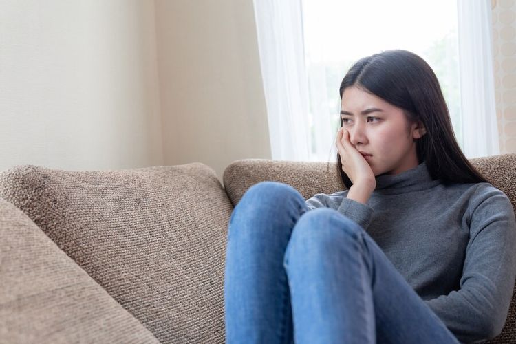 Ghosting dalam pertemanan bisa terjadi, bukan hanya dalam hubungan percintaan. Lantas, apa yang harus dilakukan jika di-ghosting oleh teman?