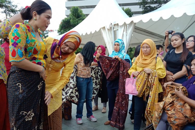 Komunitas Kebaya, Kopi, dan Buku saat mengajarkan pemakaian kebaya dan kain batik kepada para penyandang disabilitas dan masyarakat yang hadir pada acara Perempuan Disabilitas Mengubah Dunia di Taman Ismail Marzuki, Jakarta, Kamis (8/3/2018).