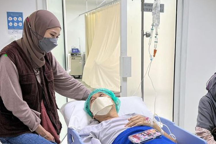 Zaskia Adya Mecca ungkap suaminya, Hanung Bramantyo, jalani operasi syaraf kejepit hari ini, Rabu (12/1/2022).